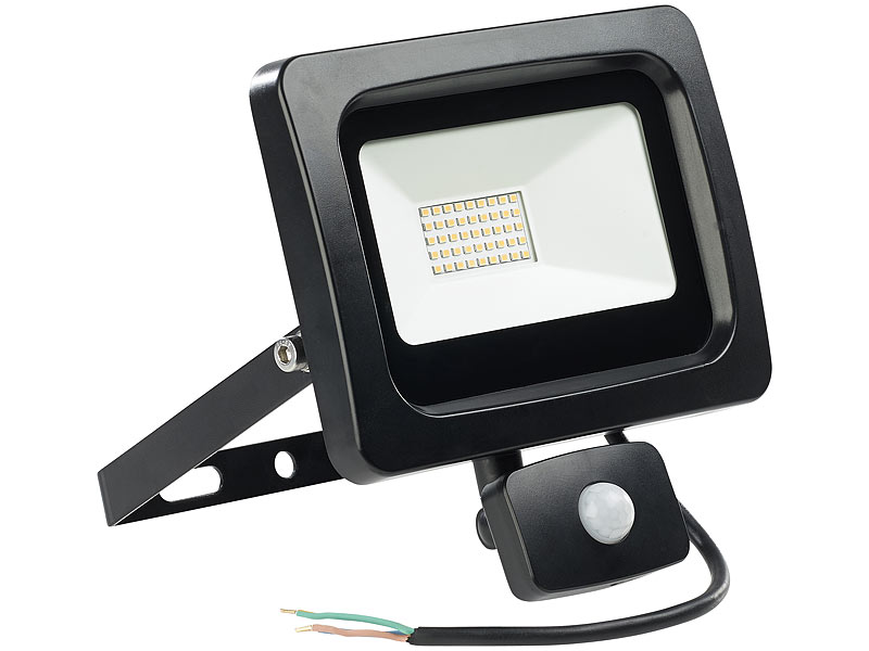 Luminea LED-Fluter mit PIR-Sensor, 30 Watt, 2.400 Lumen, warmweiß, IP44